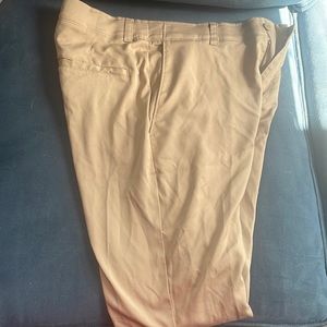 32x30, great condition, pro tour khakis. 98% polyester and 2% elastane.